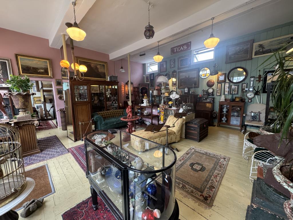 Lot: 46 - COMMERCIAL PROPERTY WITH POTENTIAL IN POPULAR LOCATION - Main shop area